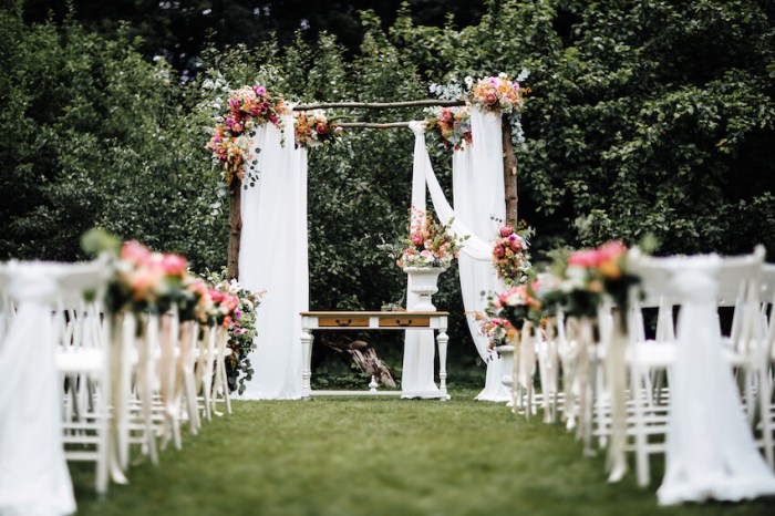 Wedding decor for outdoor wedding